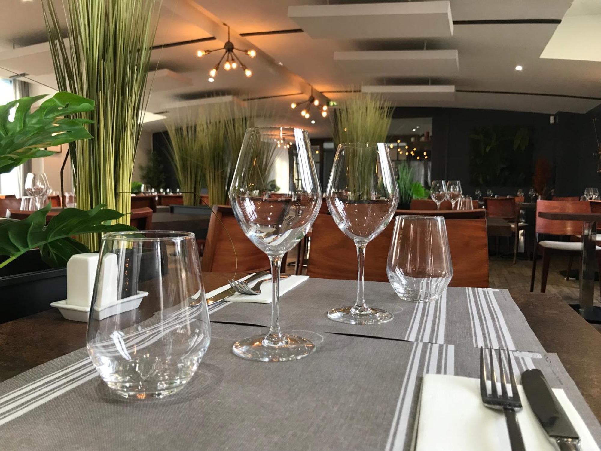 Logis Hotel & Restaurant - Les Bords De Seine La Roche-Guyon Buitenkant foto