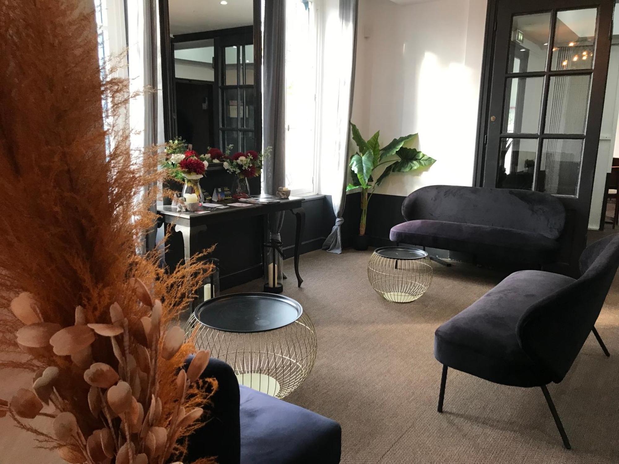Logis Hotel & Restaurant - Les Bords De Seine La Roche-Guyon Buitenkant foto