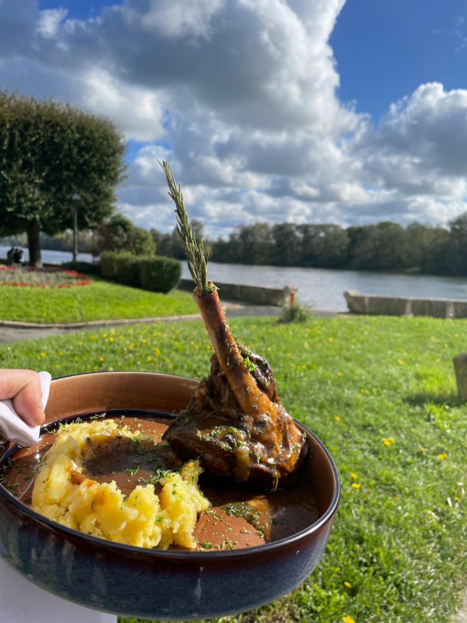 Logis Hotel & Restaurant - Les Bords De Seine La Roche-Guyon Buitenkant foto