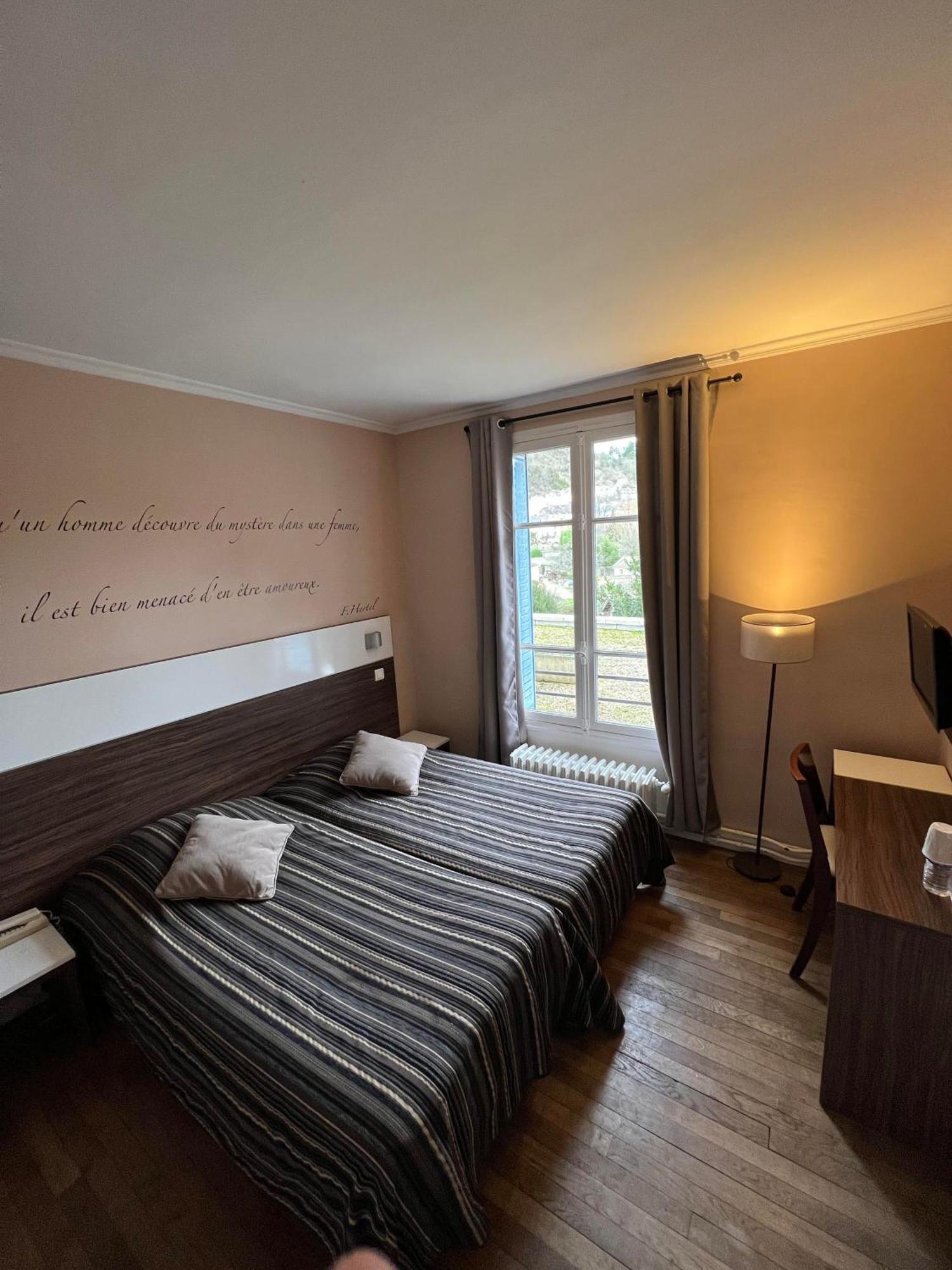 Logis Hotel & Restaurant - Les Bords De Seine La Roche-Guyon Buitenkant foto
