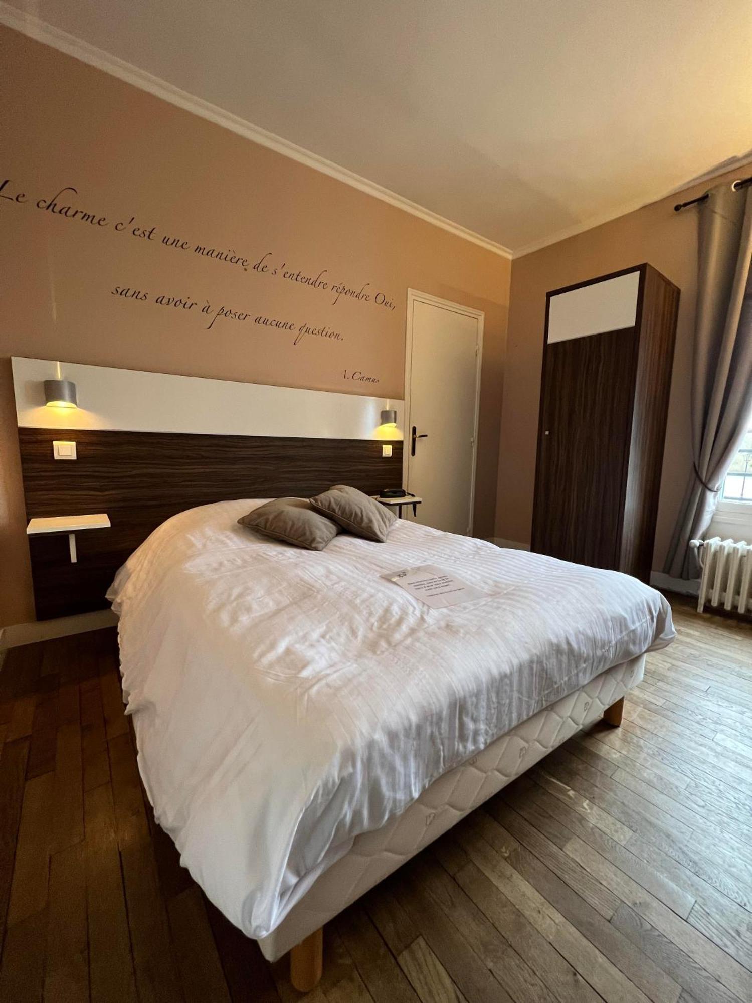 Logis Hotel & Restaurant - Les Bords De Seine La Roche-Guyon Buitenkant foto