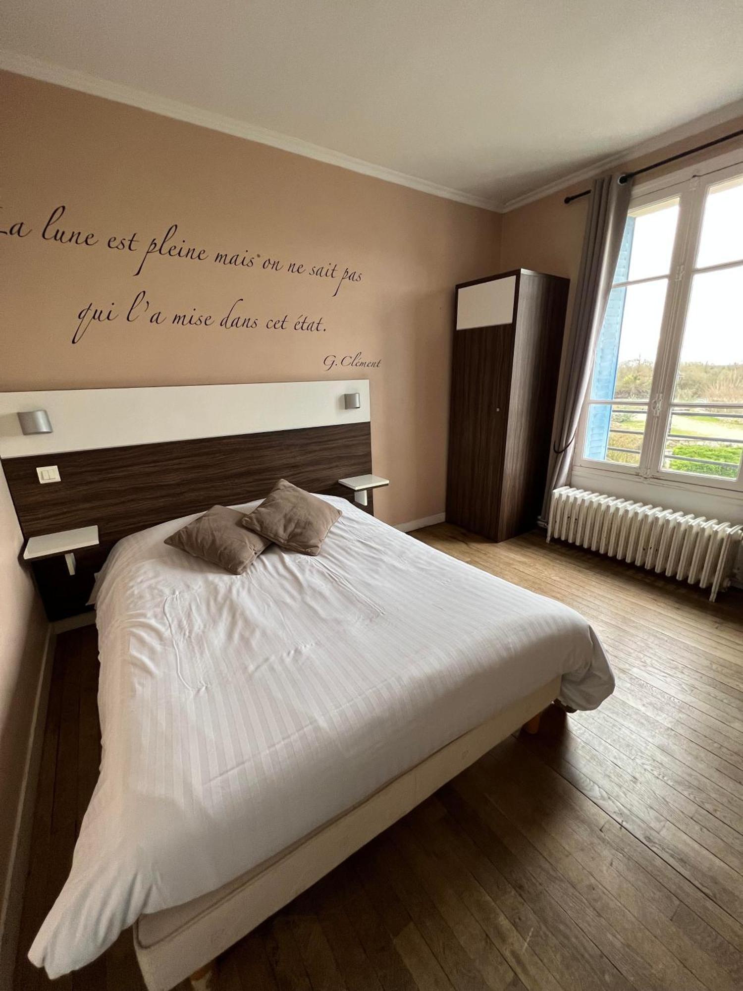 Logis Hotel & Restaurant - Les Bords De Seine La Roche-Guyon Buitenkant foto