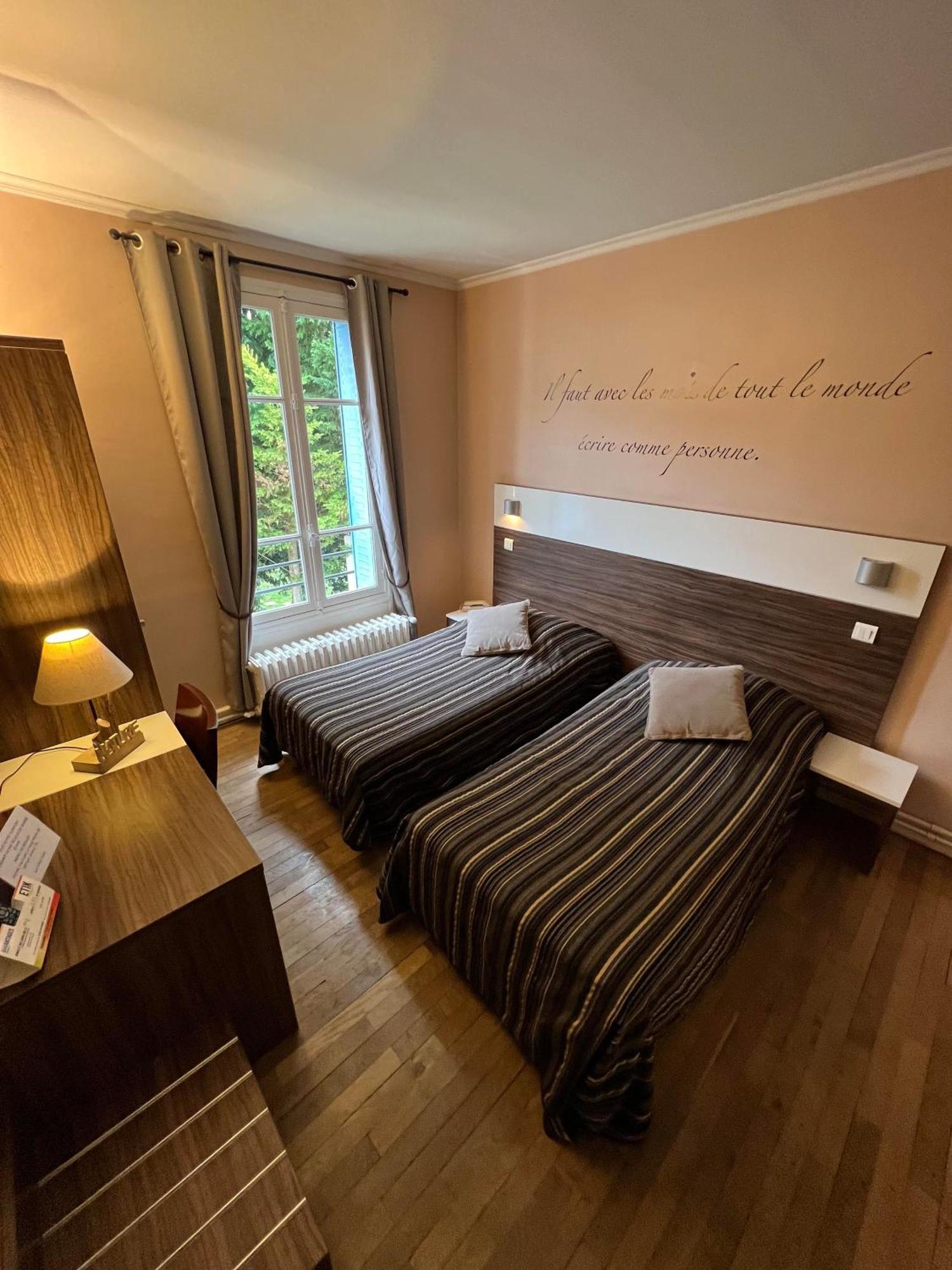 Logis Hotel & Restaurant - Les Bords De Seine La Roche-Guyon Buitenkant foto