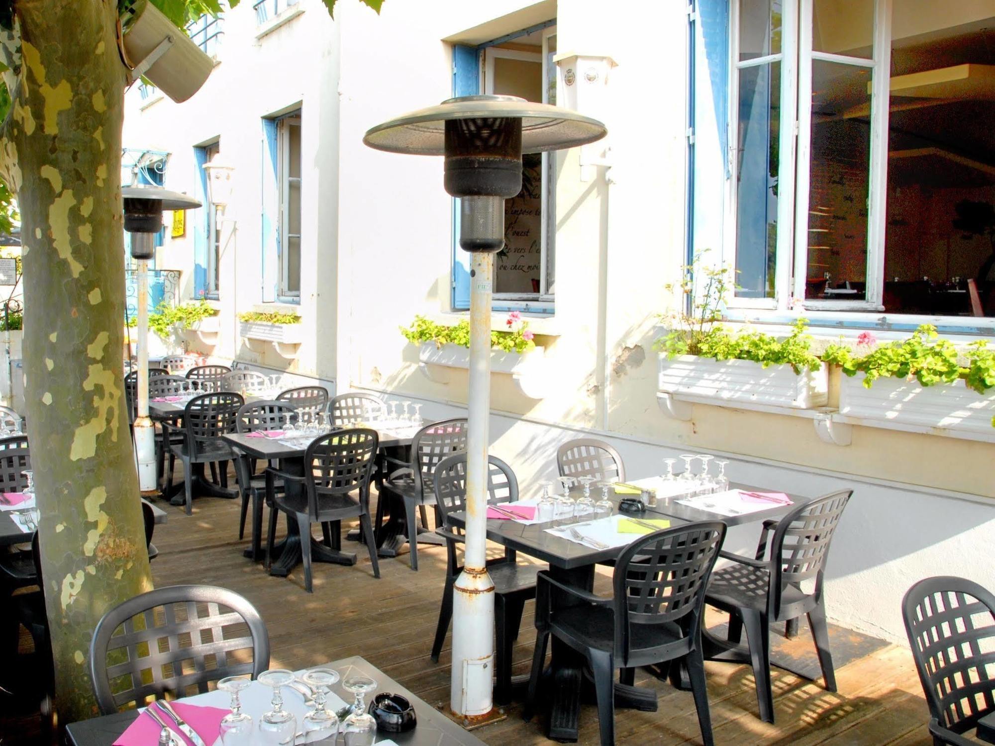 Logis Hotel & Restaurant - Les Bords De Seine La Roche-Guyon Buitenkant foto